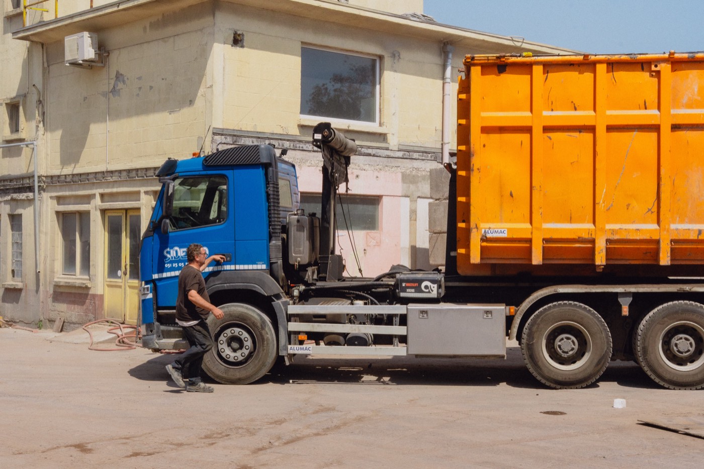Container die opgehaald wordt door Sidegro