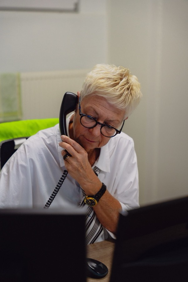 Medewerkster van Sidegro aan de telefoon voor klantenservice