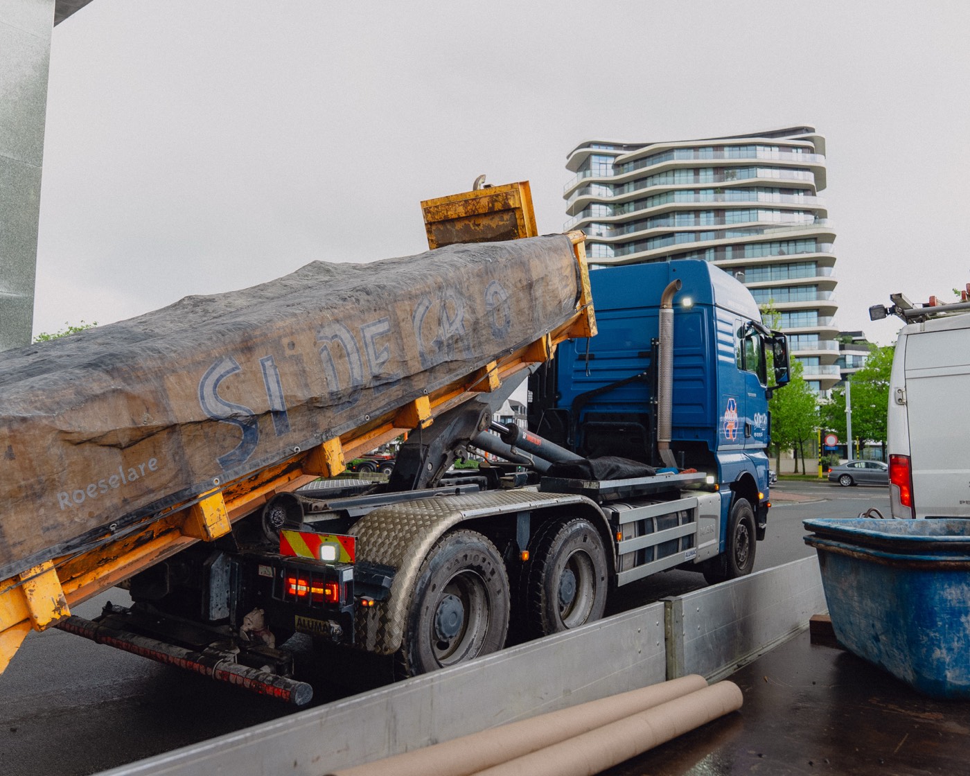 Sidegro-vrachtwagen in het straatbeeld